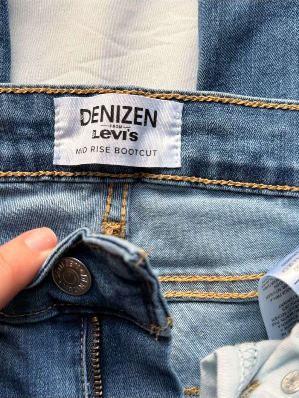 Denizen from Levi’s Mid Rise Bootcut Jeans Size 2M 26x32
